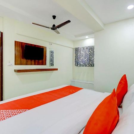 Oyo 67789 Hotel Savera Ahmedabad Esterno foto